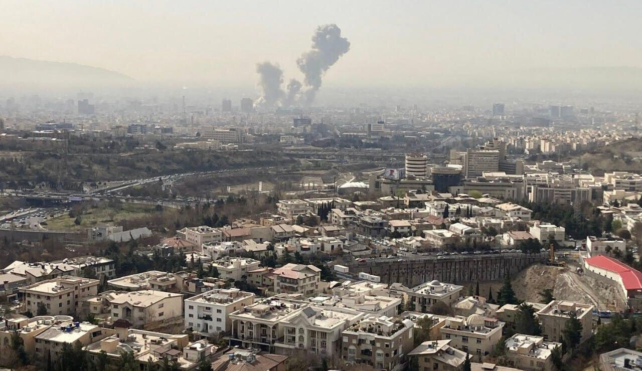 Una columna de humo emerge del centro de Teher&aacute;n tras un ataque israel&iacute; este s&aacute;bado