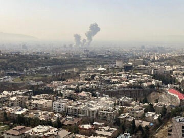 Una columna de humo emerge del centro de Teher&aacute;n tras un ataque israel&iacute; este s&aacute;bado