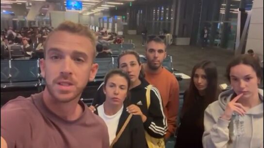 Cientos de pasajeros ven cancelados sus vuelos en Doha, Abu Dabi y Dubái
