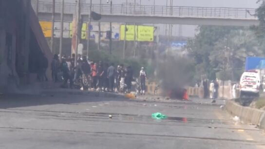 V&iacute;deo: al menos ocho muertos en choques frente al consulado de EEUU en Pakist&aacute;n