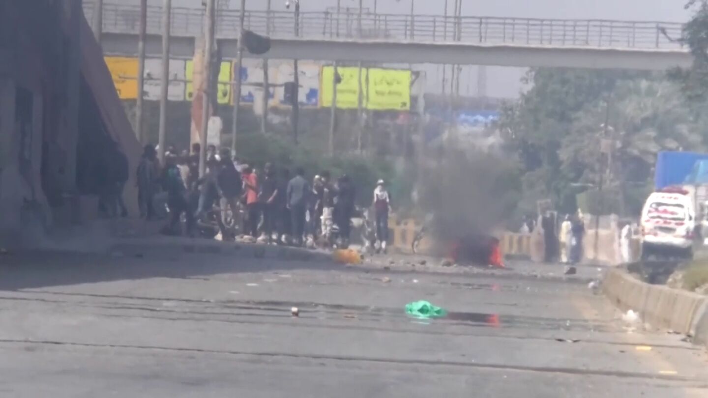 Vídeo: al menos ocho muertos en choques frente al consulado de EEUU en Pakistán
