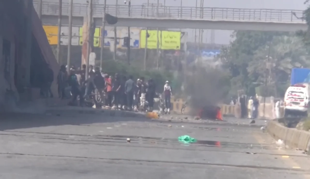 Vídeo: al menos ocho muertos en choques frente al consulado de EEUU en Pakistán