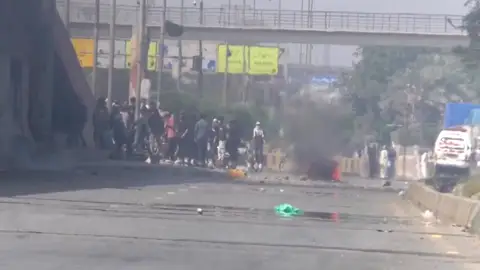 Vídeo: al menos ocho muertos en choques frente al consulado de EEUU en Pakistán Vídeo: al menos ocho muertos en choques frente al consulado de EEUU en Pakistán