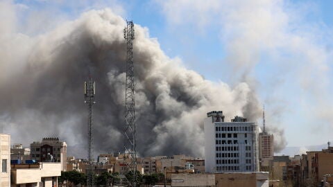 El humo se eleva en el centro de Teher&aacute;n tras un ataque israel&iacute; en Ir&aacute;n, el 1 de marzo de 2026. 