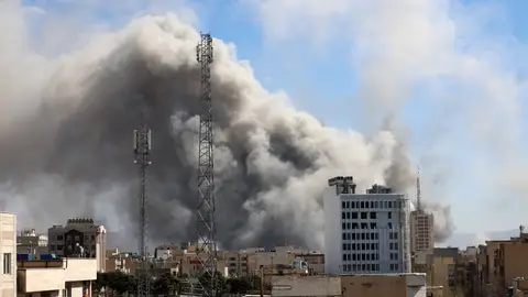 El humo se eleva en el centro de Teherán tras un ataque israelí en Irán, el 1 de marzo de 2026. El humo se eleva en el centro de Teherán tras un ataque israelí en Irán, el 1 de marzo de 2026.