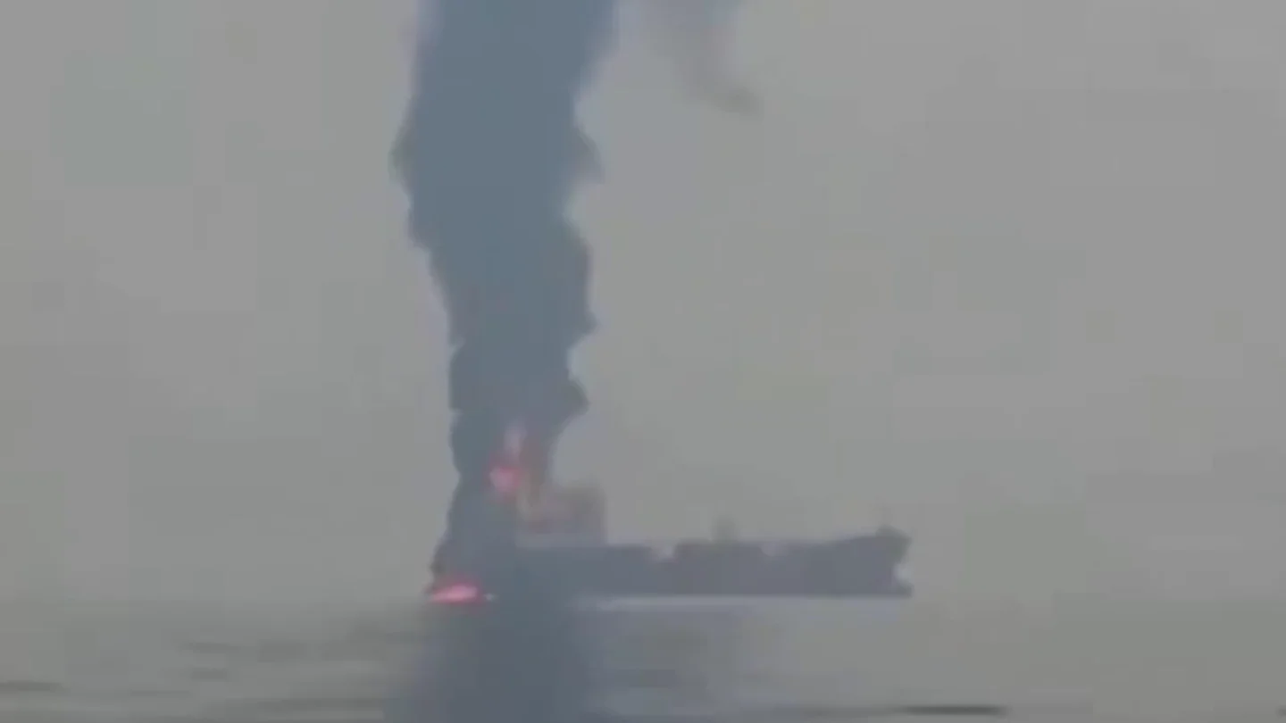 Irán ataca un petrolero con bandera de Plaos Irán ataca un petrolero con bandera de Plaos