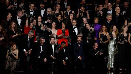 Fotograf&iacute;a de familia de los galardonados en los Premios Goya