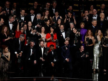 Fotograf&iacute;a de familia de los galardonados en los Premios Goya