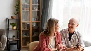 Una mujer con cáncer junto a una amiga Una mujer con cáncer junto a una amiga