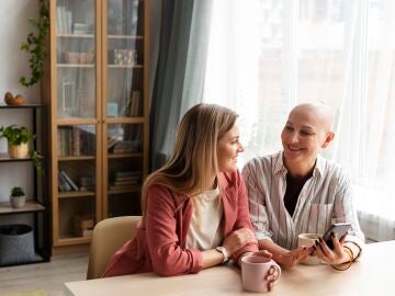 Una mujer con c&aacute;ncer junto a una amiga