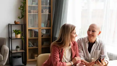 Una mujer con cáncer junto a una amiga Una mujer con cáncer junto a una amiga
