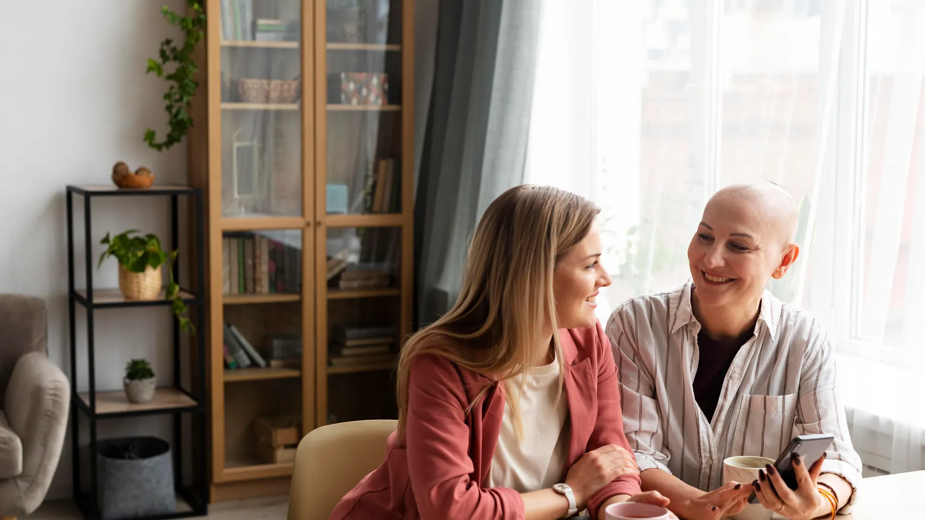 Una mujer con cáncer junto a una amiga Una mujer con cáncer junto a una amiga