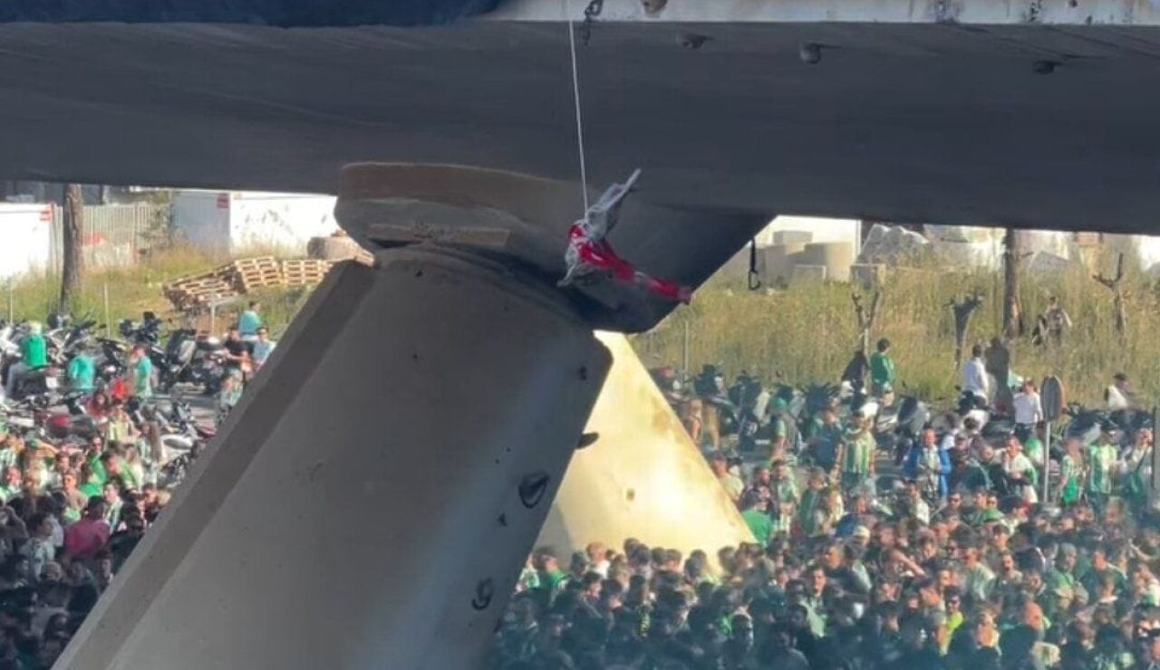 Ultras del Betis cuelgan un conejo de un puente