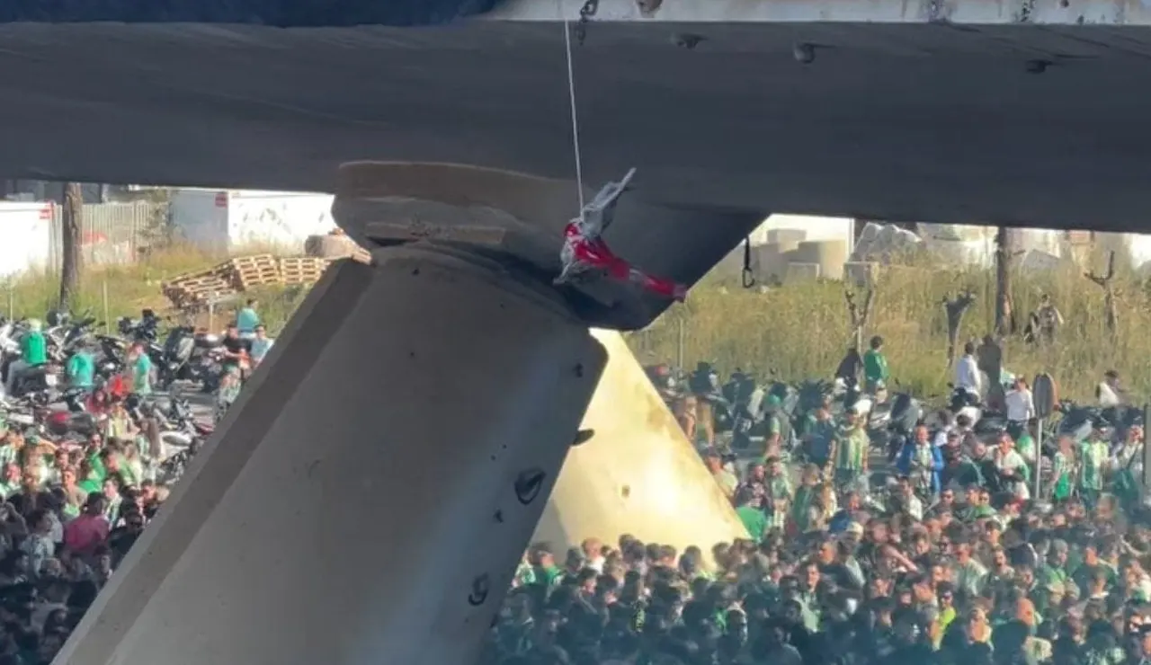 Ultras del Betis cuelgan un conejo de un puente