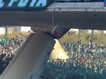 Ultras del Betis cuelgan un conejo de un puente Ultras del Betis cuelgan un conejo de un puente