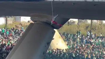 Ultras del Betis cuelgan un conejo de un puente Ultras del Betis cuelgan un conejo de un puente