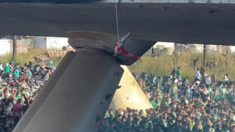 Ultras del Betis cuelgan un conejo de un puente