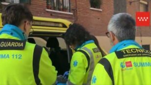 Efectivos de SUMMA112 en la calle Orop&eacute;ndola, Madrid.
