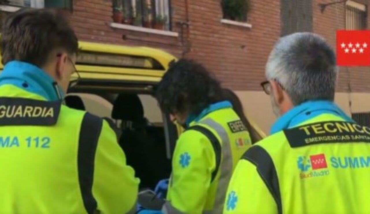 Efectivos de SUMMA112 en la calle Orop&eacute;ndola, Madrid.