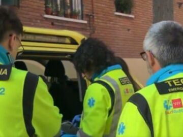 Efectivos de SUMMA112 en la calle Orop&eacute;ndola, Madrid.