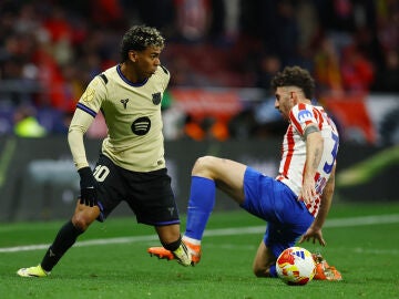 Lamine Yamal y Matteo Ruggeri, en el partido de ida en el Metropolitano