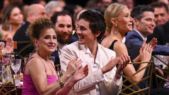 Timoth&eacute;e Chalamet con su madre en los SAG Actor Awards 2026