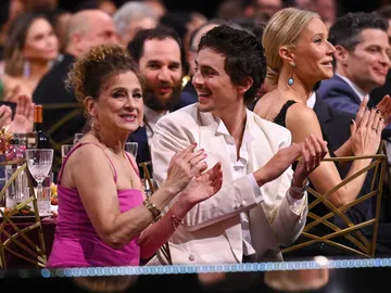 Timothée Chalamet con su madre en los SAG Actor Awards 2026 Timothée Chalamet con su madre en los SAG Actor Awards 2026