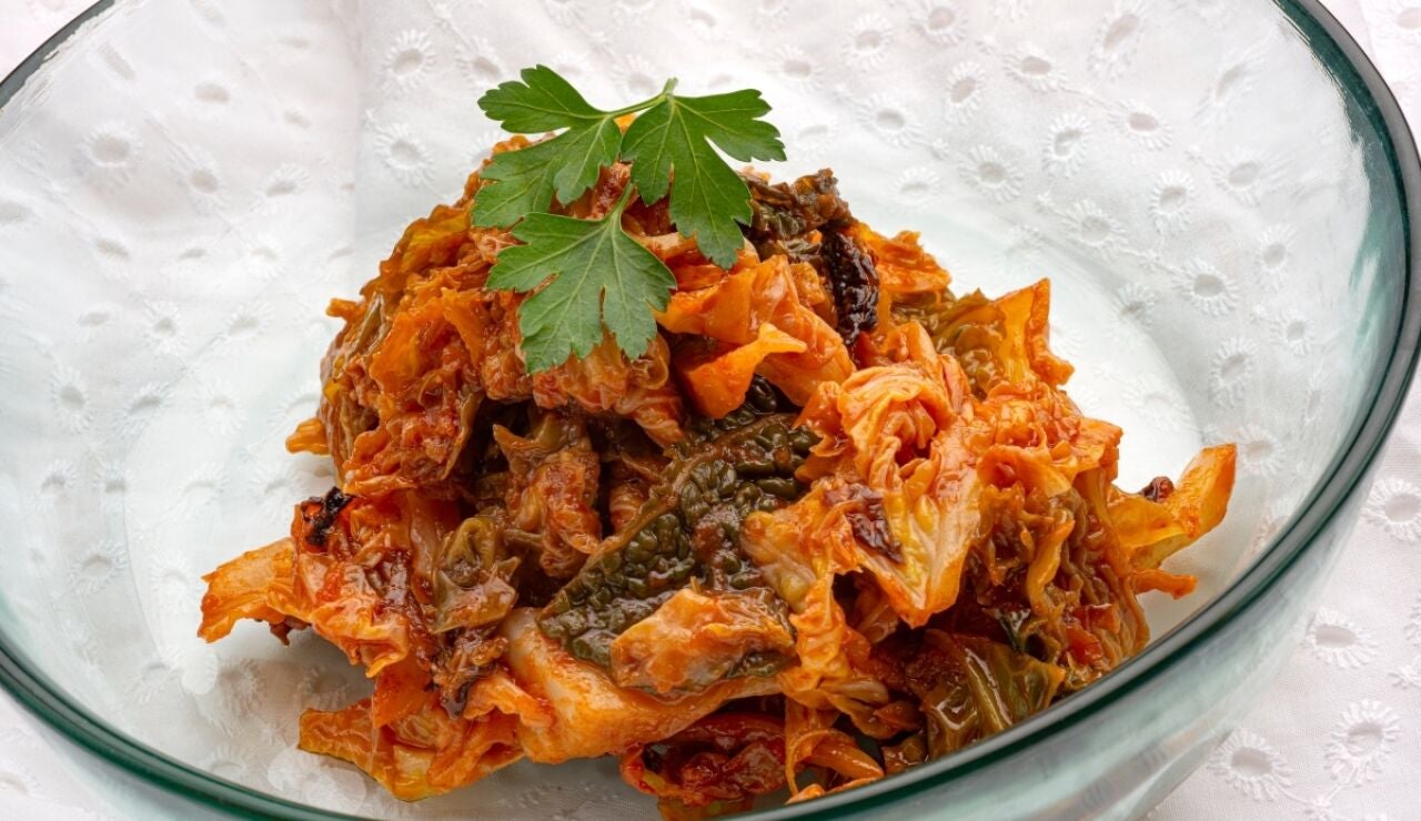 Repollo guisado a la siciliana, de Karlos Argui&ntilde;ano: "Una receta sencilla que tiene mucho &eacute;xito en el sur de Italia"