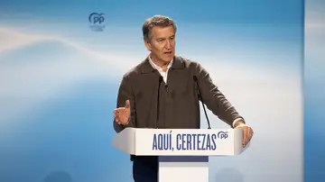 Feijóo se compromete a aumentar un 15% las plantillas de médicos para mejorar las condiciones de guardias y jornadas Feijóo se compromete a aumentar un 15% las plantillas de médicos para mejorar las condiciones de guardias y jornadas