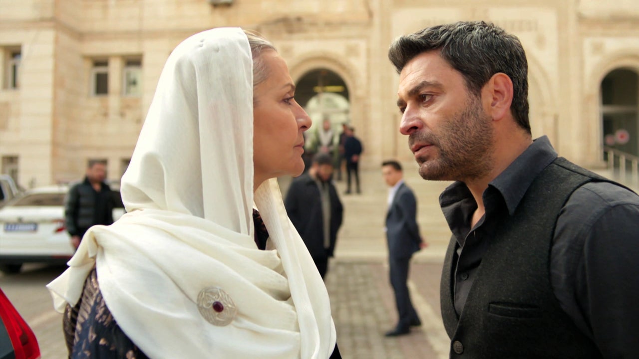 Sadakat lleva a su nieto a ver a Alya esposada y se justifica ante Cihan: “Tiene que aprender a soportar el dolor” Sadakat lleva a su nieto a ver a Alya esposada y se justifica ante Cihan: “Tiene que aprender a soportar el dolor”