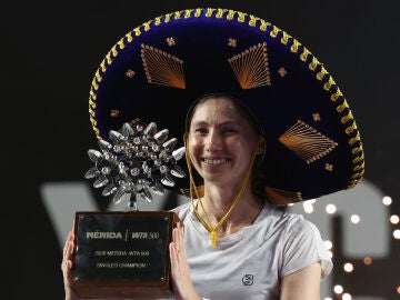 Cristina Bucsa, con el t&iacute;tulo del WTA 500 de M&eacute;rida