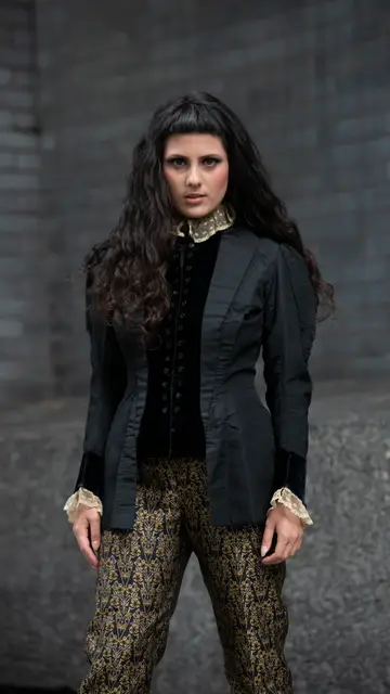 La cantante y modelo Lana Peswani con una chaqueta estilo victoriano La cantante y modelo Lana Peswani con una chaqueta estilo victoriano