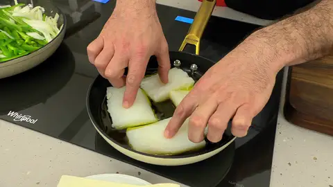 Introduce los lomos de bacalao con la piel hacia arriba y confítalos a fuego suave Introduce los lomos de bacalao con la piel hacia arriba y confítalos a fuego suave