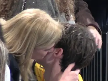 La Infanta Cristina saluda a su hijo Pablo Urdangarín en un partido de balonmano La Infanta Cristina saluda a su hijo Pablo Urdangarín en un partido de balonmano