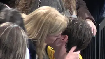 La Infanta Cristina saluda a su hijo Pablo Urdangarín en un partido de balonmano La Infanta Cristina saluda a su hijo Pablo Urdangarín en un partido de balonmano