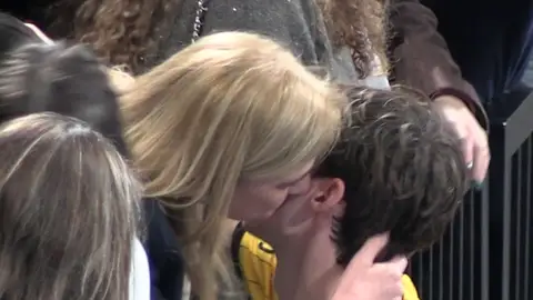 La Infanta Cristina saluda a su hijo Pablo Urdangarín en un partido de balonmano La Infanta Cristina saluda a su hijo Pablo Urdangarín en un partido de balonmano