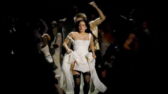 Rosal&iacute;a con su segudo look en los Brit Awards 2026 bailando al ritmo del techno