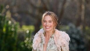 Margot Robbie con una chaqueta victoriana