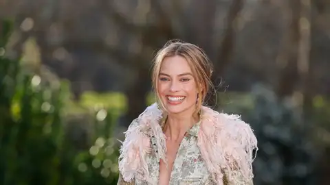 Margot Robbie con una chaqueta victoriana Margot Robbie con una chaqueta victoriana