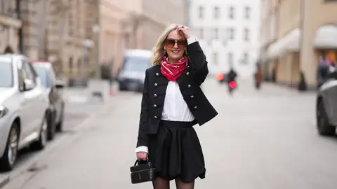 La modelo Andrea Redenbacher luciendo una chaqueta estilo victoriano La modelo Andrea Redenbacher luciendo una chaqueta estilo victoriano