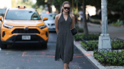 Modelo con un vestido midi de topos