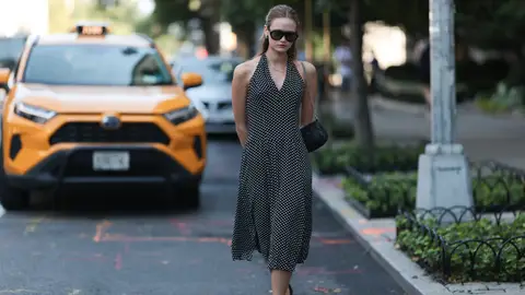 Modelo con un vestido midi de topos Modelo con un vestido midi de topos