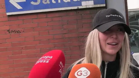 Ana Mena respondiendo a la prensa Ana Mena respondiendo a la prensa