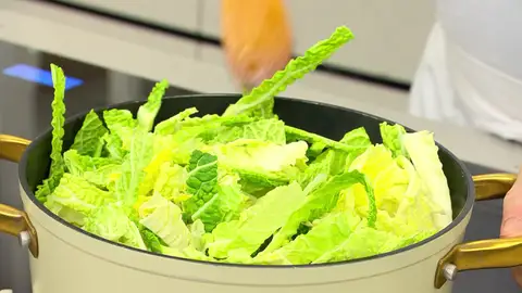 Introduce el repollo y rehógalo Introduce el repollo y rehógalo