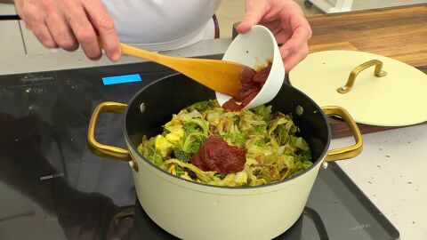 Añade la pasta de tomate y mezcla bien