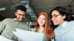 Un grupo de becarios en una empresa Un grupo de becarios en una empresa
