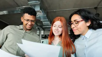 Un grupo de becarios en una empresa Un grupo de becarios en una empresa