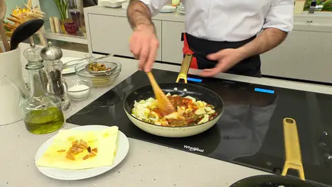 Agrega la salsa de tomate y remueve Agrega la salsa de tomate y remueve