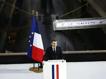 El presidente francés, Emmanuel Macron, pronuncia su discurso junto al submarino 'El Invencible' El presidente francés, Emmanuel Macron, pronuncia su discurso junto al submarino 'El Invencible'