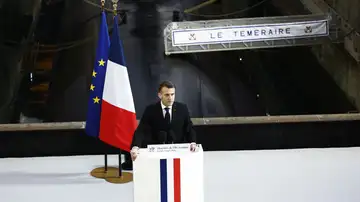 El presidente francés, Emmanuel Macron, pronuncia su discurso junto al submarino 'El Invencible' El presidente francés, Emmanuel Macron, pronuncia su discurso junto al submarino 'El Invencible'